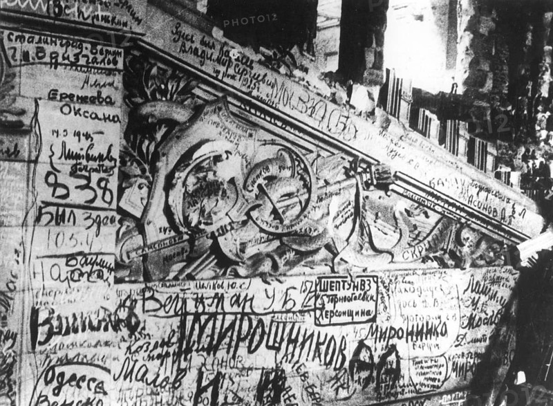 Russian soldiers immortalized themselves at the Reichstag, Berlin in May 1945. J. Chaldej about this photo: These are inscriptions on the Reichstag. After the war, I wrote a book together with the poet Dolmatovsky and looked for many soldiers who had immortalized themselves here. '