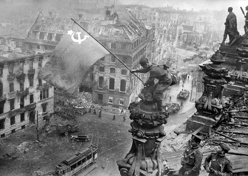 Auf dem Berliner Reichstag, 2. Mai 1945, drei sowjetische Soldaten hissen die Flagge der Sowjetunion. Bei den drei Soldaten handelt es sich den Ukrainer Alexei Leontjewitsch Kowaljow, den Kumyken Abdulchakim Issakowitsch Ismailow und den Weißrussen Leonid Goritschew und nicht um die offiziell dafür als Helden der Sowjetunion gefeierten drei Soldaten Meliton Kantaria, Michail Alexejewitsch Jegorow und Konstantin Samsonow. Insgesamt machte J. Chaldej 36 Aufnahmen, die er später auch veränderte, indem er Rauchwolken einfügte, die Uhr retuschierte und per Montage weitere Varianten anfertigte. Das Bild wurde zur Ikone und zum Symbol für den Sieg über den Nationalsozialismus