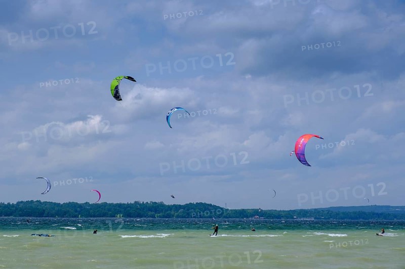 Surfer, Kite Surfer, Wind am Starnberger See, Ostseite, Fünfseenland, Upper Bavaria, Bavaria, Germany