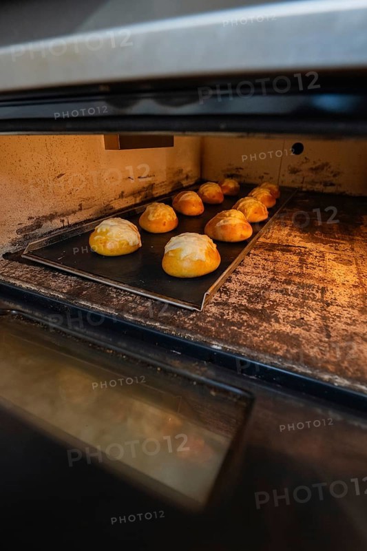Rolls are baked in the oven, the surface is golden brown and crispy, bake rolls, Haselstaller Hof, Gechingen, Germany