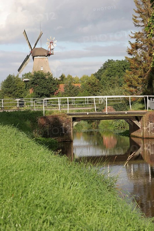 Windmühle, Spetzerfehn, part of the 5-Mühlen-Land, bicycle route, East Frisia, Germany
