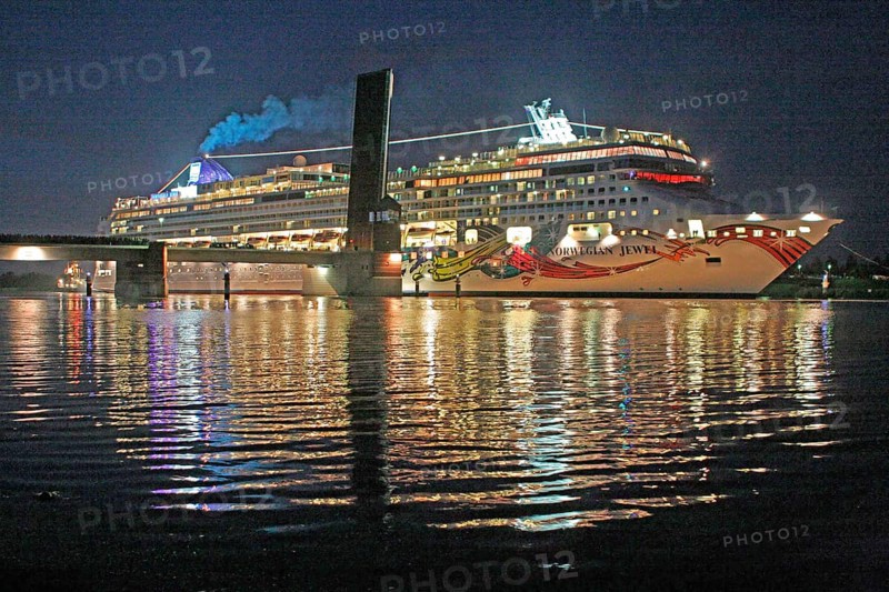 Jann-Berghaus-Brücke, Leer, passage, Norwegian Jewel, new building, 2005, Jewel class, Meyer Werft, Ems, Germany