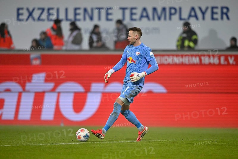 Goalkeeper Peter Gulacsi RasenBallsport RB Leipzig RBL (01) Action on the ball in the background perimeter advertising EXCELLENT TEAM PLAYER Soccer Bundesliga, Voith-Arena, Heidenheim, Baden-Württemberg, Germany