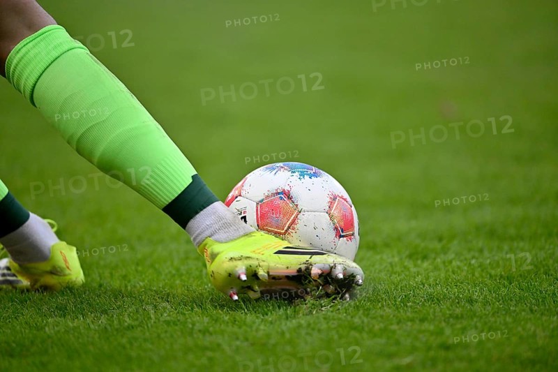 Feature close-up kick-off goalkeeper Diant Ramaj 1. FC Heidenheim 1846 FCH (41) Soccer Bundesliga, Voith-Arena, Heidenheim, Baden-Württemberg, Germany