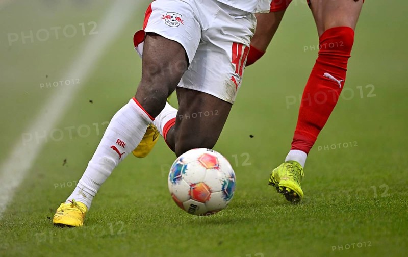 Feature Detail Football legs duel, action Yan Diomande RasenBallsport Leipzig RBL (49) vs Mathias Honsak 1. FC Heidenheim 1846 FCH (17) Soccer Bundesliga, Voith-Arena, Heidenheim, Baden-Württemberg, Germany