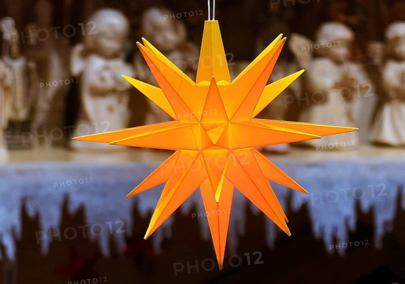 Glowing Christmas star in front of angel figures at the Christmas market, detail, Paderborn, Ostwestfalen-Lippe, North Rhine-Westphalia, Germany