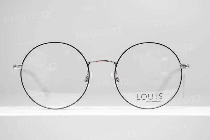 Round, minimalistic glasses with the inscription 'Louis' on white background, optician, Pforzheim