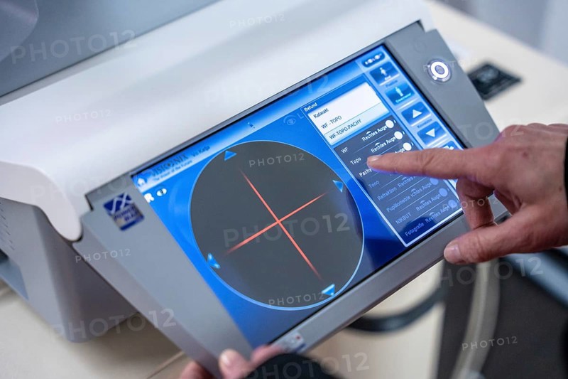 Finger points at the user interface of a medical device, optician, Pforzheim