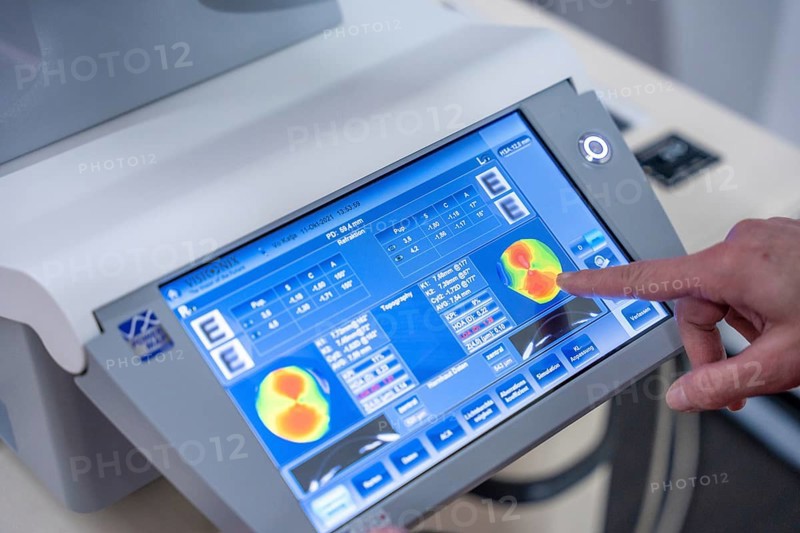 Medical device with touchscreen display, operated by one hand, optician, Pforzheim