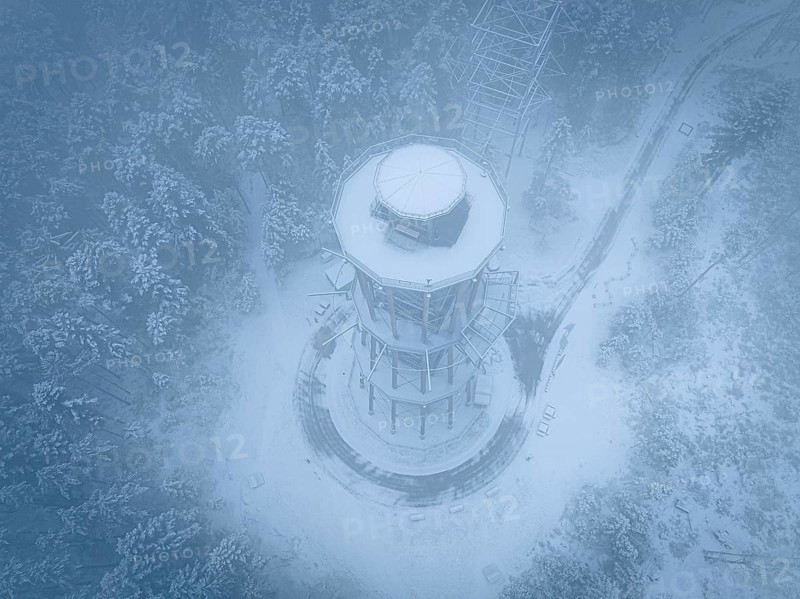 A snow-covered treetop trail soars high in foggy winter weather, Himmelsglück observation tower with Flying Fox, Schömberg, Black Forest, Germany