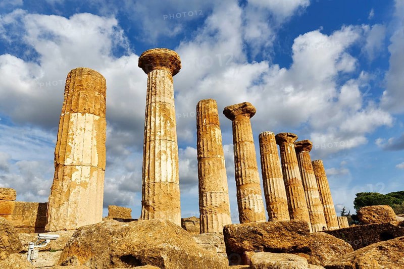 Eight pillars, Temple of Heracles, ruins in the Valley of the Temples, restoration, Cumulus, Agrigento, Sicily, Italy