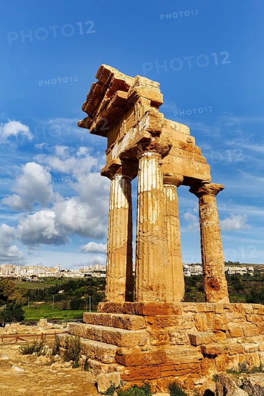 Ruin, Temple of Dioscuri, Temple of Castor and Pollux, four Doric columns, destruction, restoration, Valley of the Temples, Agrigento, Sicily, Italy
