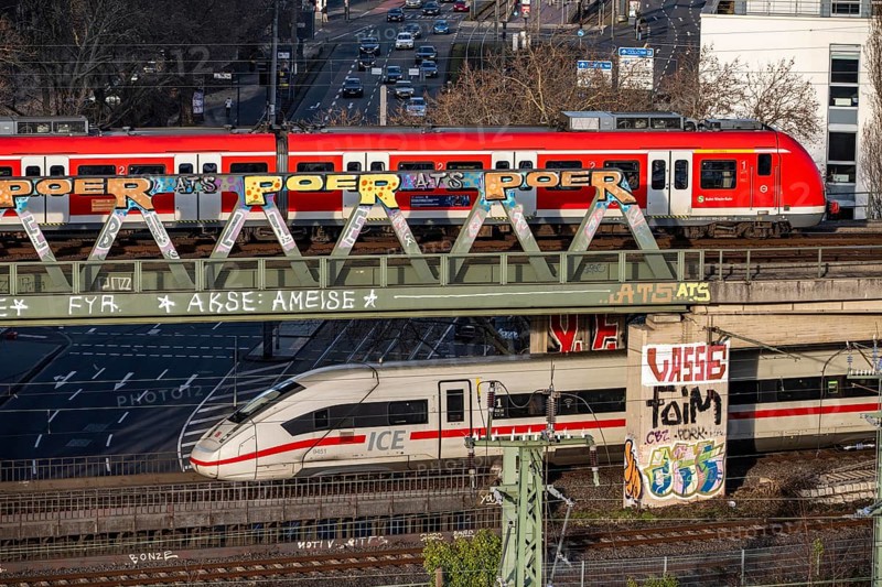 Trains on the line, platform tracks in front of Cologne-Messe/Deutz station, ICE long-distance train, regional trains, North Rhine-Westphalia, Germany