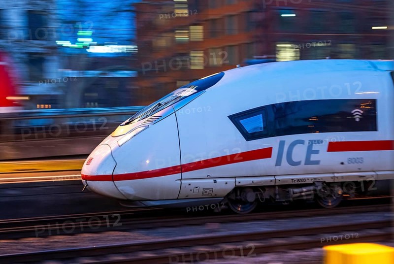 Train on the line, platform tracks in front of Cologne-Messe/Deutz station, ICE long-distance train, North Rhine-Westphalia, Germany