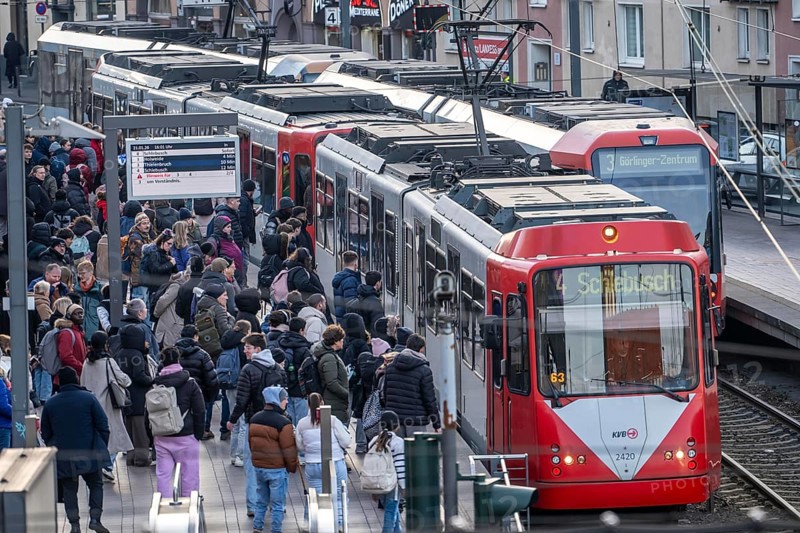Tram stop Bahnhof Deutz/Lanxess Arena in Cologne-Deutz, rush hour in the afternoon, full platforms, public transport, lines 3 and 4, North Rhine-Westphalia, Germany