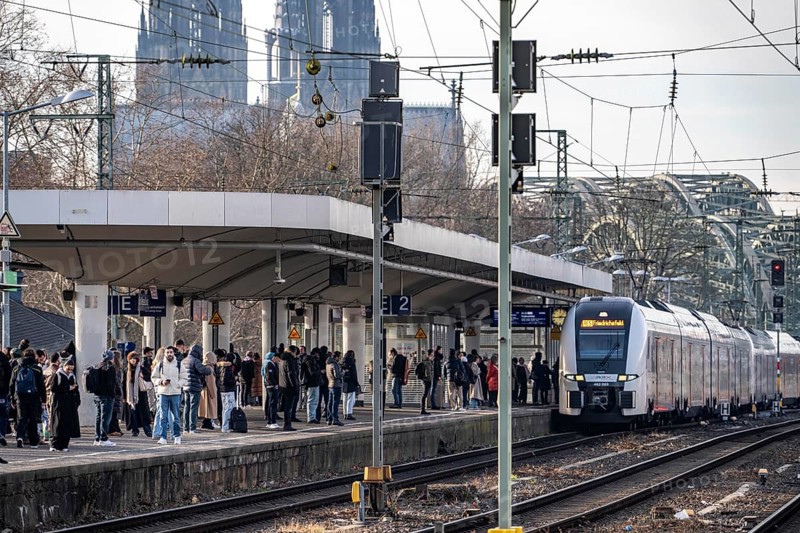 Passengers on the platform, regional train at Cologne-Messe/Deutz station, 2nd largest train station in Cologne, transfer station between long-distance and local transport, exhibition station, 8 platform tracks, North Rhine-Westphalia, Germany