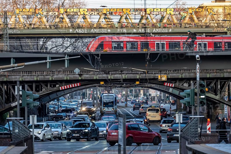Regional train on the line, railway bridge over Deutz-Mülheimer-Straße, more than 10 tracks crosses the road on 6 bridge structures, tram, platform tracks in front of Cologne-Messe/Deutz station, North Rhine-Westphalia, Germany