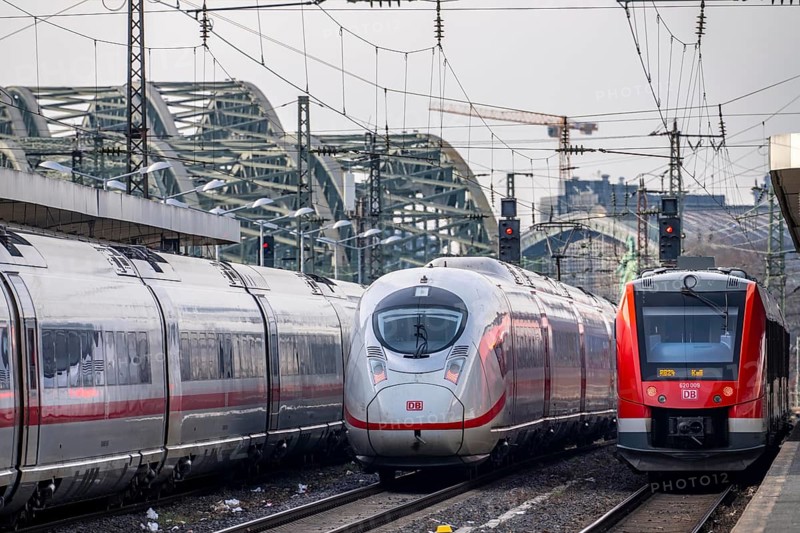 ICE long-distance train and regional trains at Cologne-Messe/Deutz station, 2nd largest station in Cologne, transfer station between long-distance and local transport, exhibition station, 8 platform tracks, Cologne Cathedral, North Rhine-Westphalia, Germany