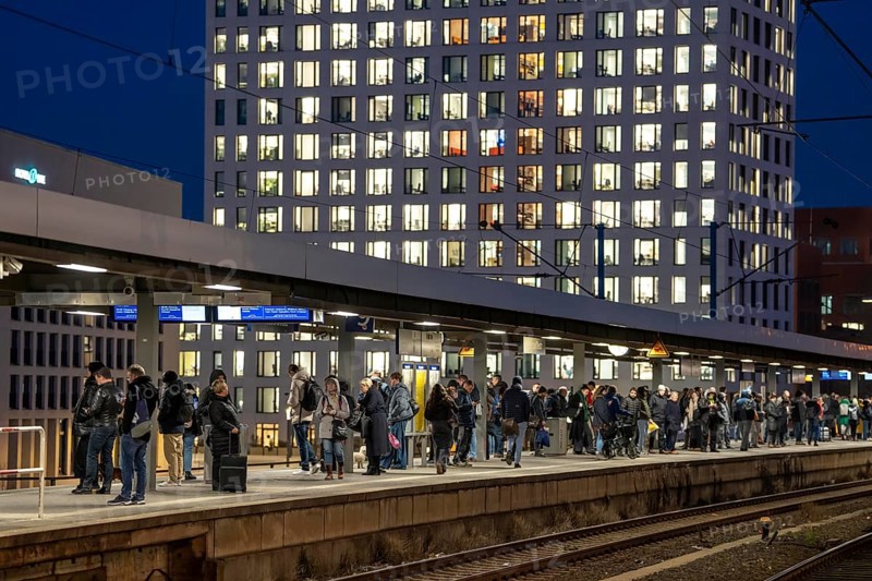 Passengers on the platform, Cologne-Messe/Deutz station, 2nd largest train station in Cologne, transfer station between long-distance and local transport, exhibition station, 8 platform tracks, office building, North Rhine-Westphalia, Germany