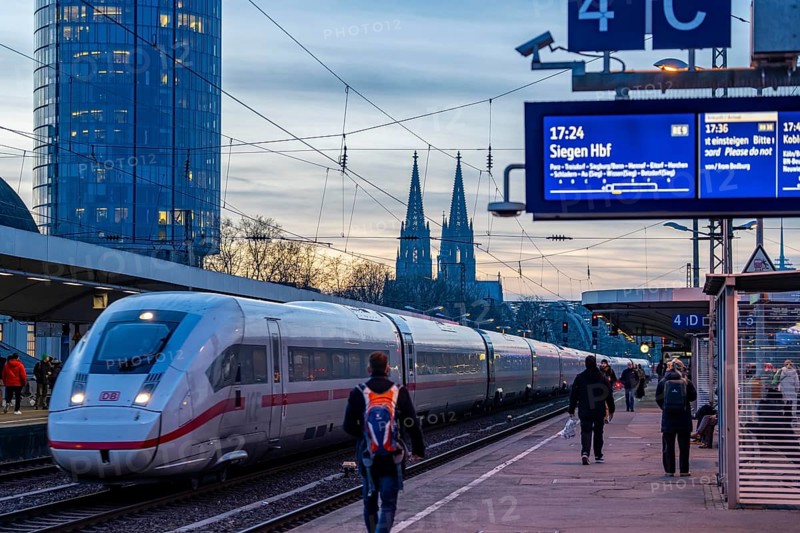 ICE long-distance train at Cologne-Messe/Deutz station, 2nd largest station in Cologne, transfer station between long-distance and local traffic, exhibition station, 8 platform tracks, Cologne Cathedral, North Rhine-Westphalia, Germany