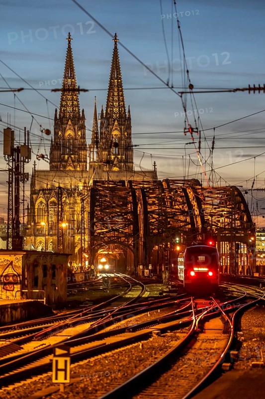Rail track in front of Cologne Central Station, Hohenzollern Bridge across the Rhine, regional trains, in front of the railway bridge, Cologne Cathedral, North Rhine-Westphalia, Germany
