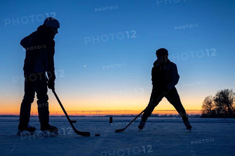 Winter at Dümmer, ice hockey player on the lake, Eickhöpen, Lembruch, Lower Saxony, Germany