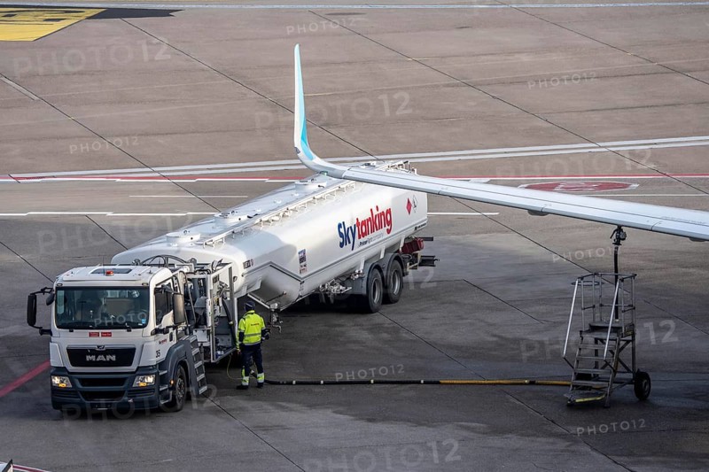 Refueling an aircraft after landing, in front of takeoff, air fuel, kerosene, Skytanking tank truck at the parking position, at the terminal, gate, at the Cologne/Bonn airport, CGN, North Rhine-Westphalia, Germany