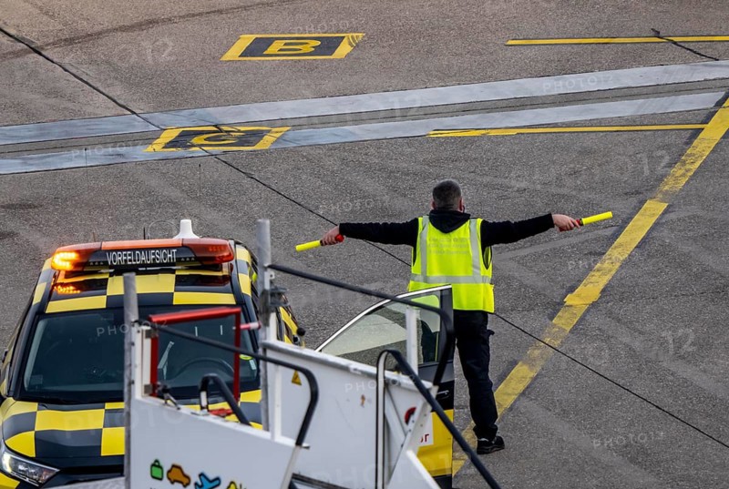 Instructor, apron supervision, an aircraft, after landing, at the parking position, at the terminal, gates, at the passenger bridge, Cologne/Bonn airport, CGN, North Rhine-Westphalia, Germany