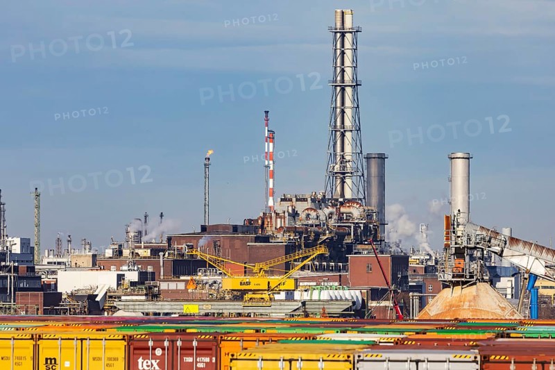 BASF factory site with chemical plants and chimneys. Baden aniline and soda factories. Chemical plant, Ludwigshafen am Rhein, Rhineland-Palatinate, Germany