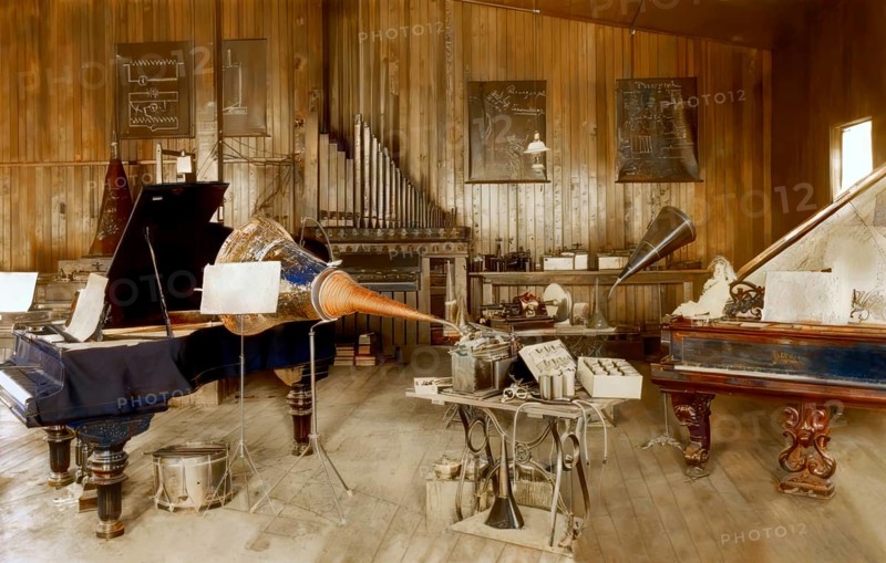Edison‘s experimental development facility for the phonograph, Thomas Alva Edison, digitally edited according to a photography by W. K. Dickson, 1892