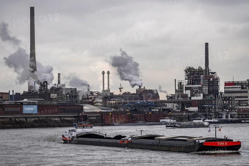 Chempark Krefeld-Uerdingen, around 40 companies are located in the chemical park on the Rhine, there are 3 chemparks in North Rhine-Westphalia, cargo ship on the Rhine, Germany