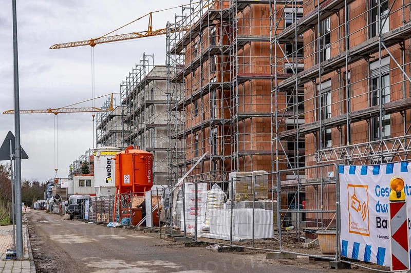 New development area Am alten Angerbach in Duisburg-Huckingen, on approx. 17 hectares, 300 new residential units, apartments and houses were built in 5 years, as well as a daycare center, construction site of the last major project, favorite center, with 35 condominiums and 8 semi-detached houses