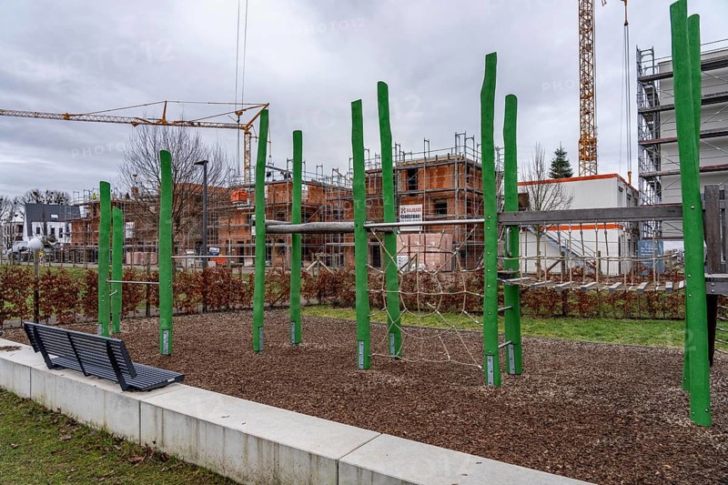 New development area Am alten Angerbach in Duisburg-Huckingen, on approx. 17 hectares, 300 new residential units, apartments and houses were built in 5 years, as well as a daycare center, construction site of the last major project, favorite center, with 35 condominiums and 8 semi-detached houses, public playground