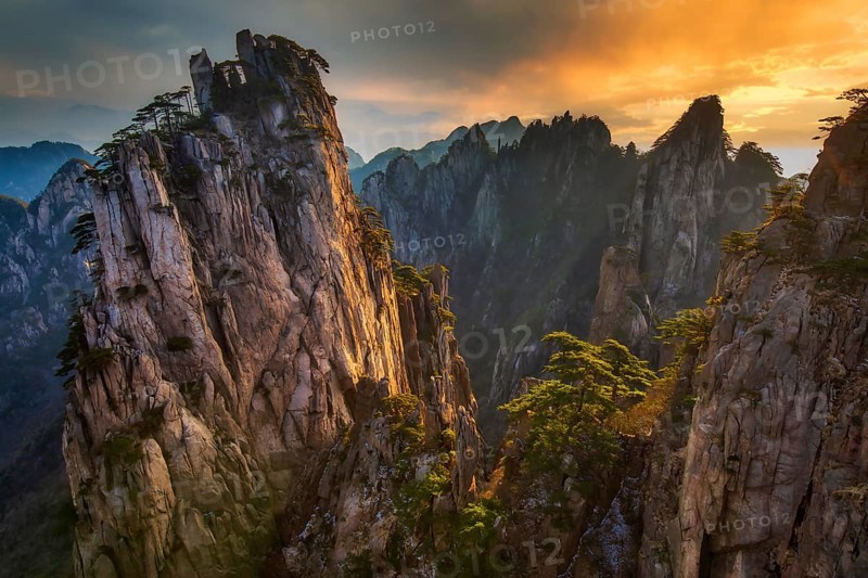 Sunrise at Huangshan National Park, Mountain range with peaks up to 1, 864?m (6, 115?ft), UNESCO World Heritage Site, Anhui Province, China, Asia
