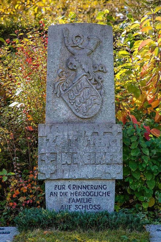 Memorial, memorial stone in memory of the ducal family at Lichtenstein Castle, coat of arms, stone tablet, inscription, letters, cemetery of Großengstingen, script, letter, albplateau above the Albtrauf, Großengstingen, municipality of Engstingen, Reutlingen district, Swabian Alb, Baden-Württemberg, Germany