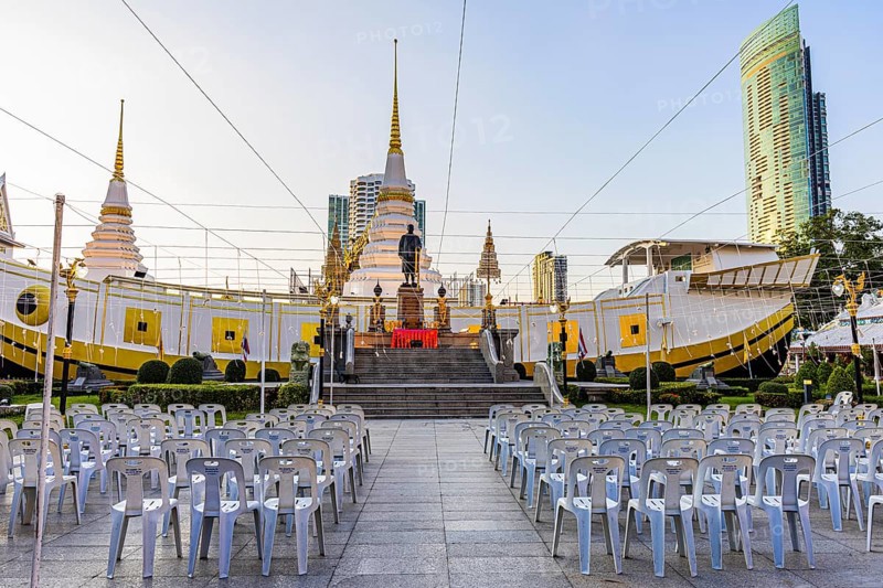 Wat Yannawa, Buddhist boat temple, overlapping roofs with curved chofas and Chedi temple tower, Bangkok, Thailand's metropolis, Thailand