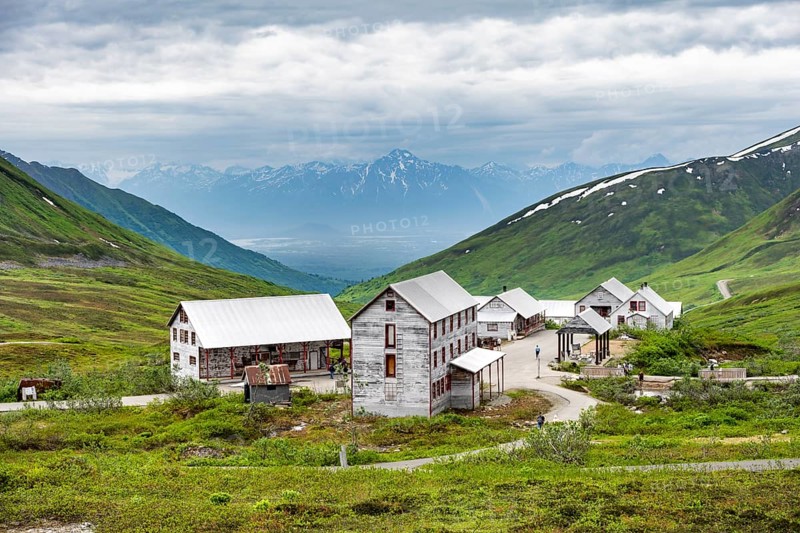 Building of the former Gold Mine Independence Mine in mountainous landscape, Independence Mine State Historical Park, Hatcher Pass, Talkeetna Mountains, Alaska, USA