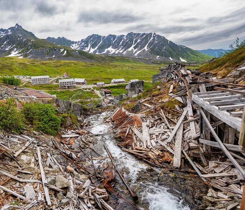 Crumbling mill and former Gold Mine Independence Mine building in mountainous landscape, Independence Mine State Historical Park, Hatcher Pass, Talkeetna Mountains, Alaska, USA