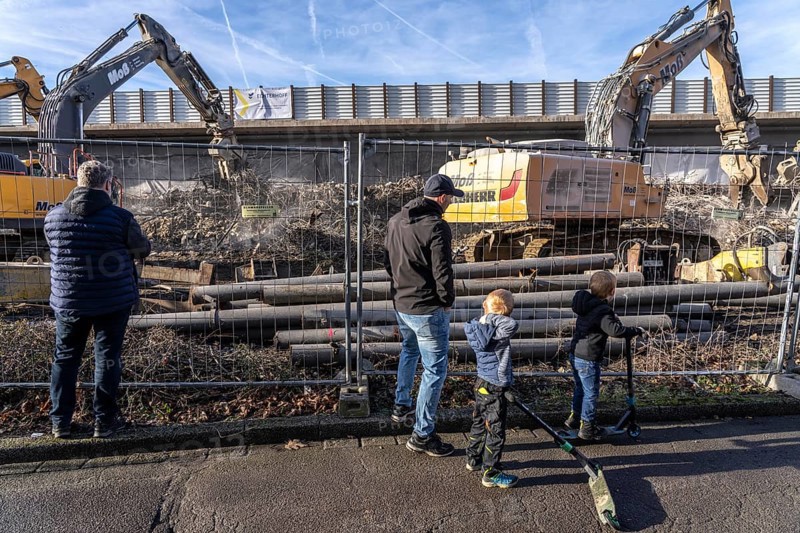 Spectators, teethers during the demolition of the 120 meter long motorway bridge of the A516, across Teutoburger Straße in Oberhausen-Sterkrade, the bridge, built in 1970, was severely damaged, traffic continues to roll on the still existing West Bridge, after demolition, the eastern part is rebuilt using a process that is unique in the world to date, 40 meter long precast concrete beams are assembled one after the other, reducing construction time from 24 to 7 months, after the completion of this bridge, the western part will also be rebuilt, North Rhine-Westphalia, Germany