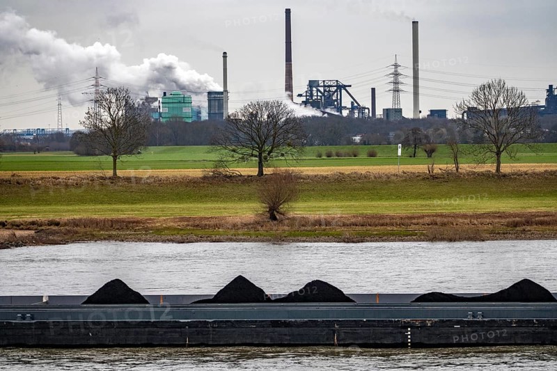 Hüttenwerke Krupp-Mannesmann, HKM in Duisburg-Hüttenheim, 2 blast furnaces, gas power plant cooling towers, Rhine near Krefeld-Uerdingen, cargo ship, coal carrier, North Rhine-Westphalia, Germany