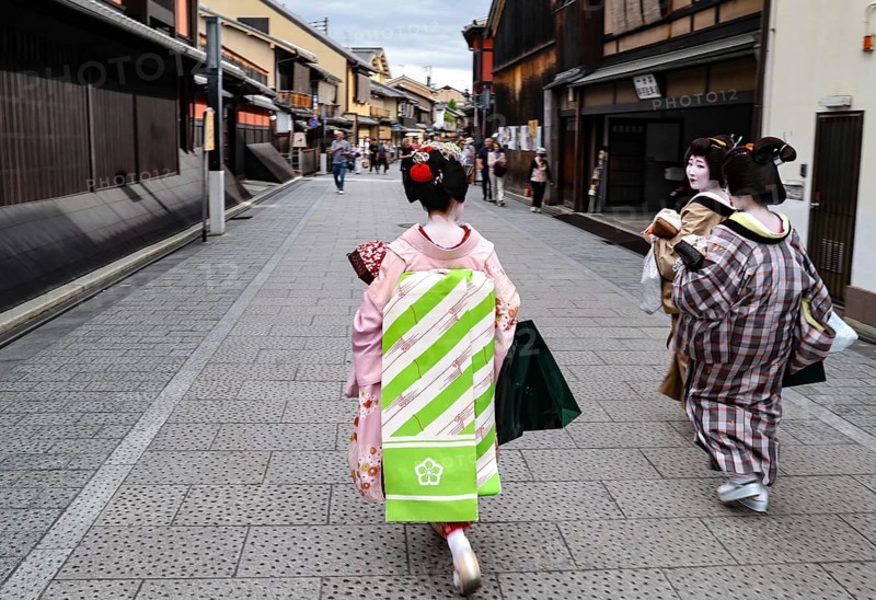 Geishas in traditional clothing on Hanami-Koji Street in Kyoto, Kyoto, Kansai, Japan