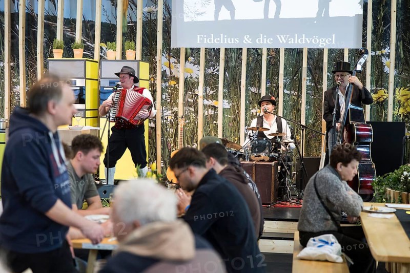 Visitors and the band Fidelius & die Waldvögel at the Green Week on the exhibition grounds in Berlin on 16.01.2026. The Agricultural and Food Industry Fair will take place from January 16-25, 2026