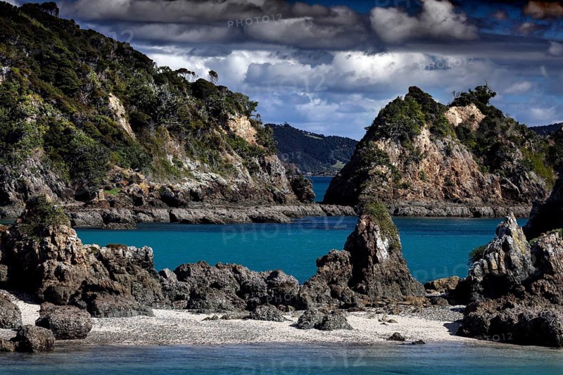 Rocky islands jut out of the turquoise waters of Otehai Bay, Otehai Bay, Bay of Islands, New Zealand