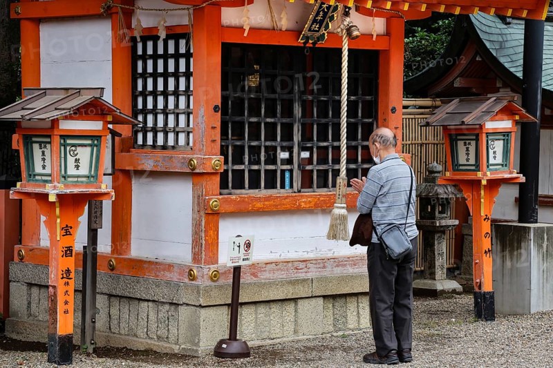 Man praying at a Shinto shrine in Kyoto, Kyoto, Higashiyama, Japan