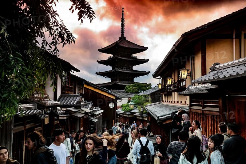 Yasaka-no-to Pagoda in Higashiyama, Kyoto at sunset with crowd, Kyoto, Higashiyama, Japan