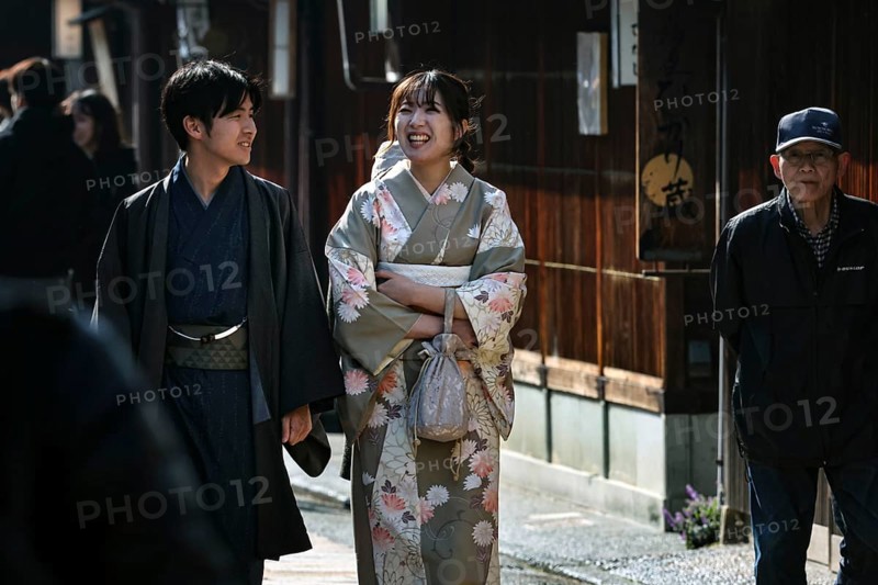 Couple wearing kimonos walking in the Nishi Chaya tea house district in Kanazawa, Kanazawa, Ishikawa, Japan