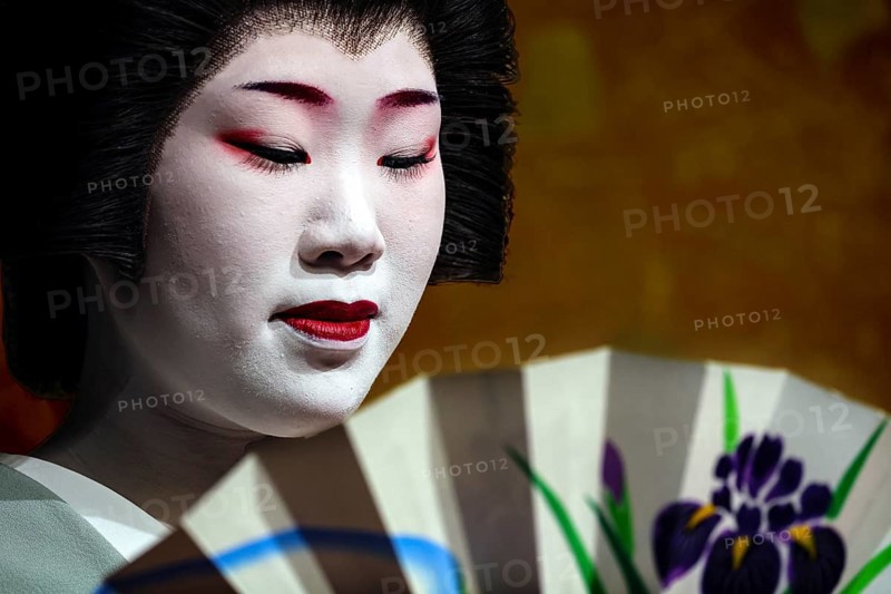 Geisha with white makeup and fans in Nishi Chaya teahouse district, Kanazawa, Japan