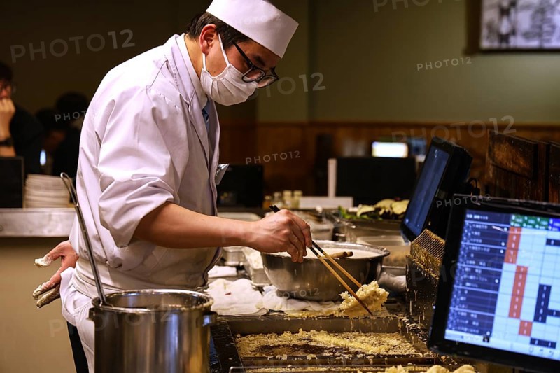 Chef prepares tempura at Turi Tempura Idaten restaurant in Kawaguchi-ko, Kawaguchi-ko, Japan