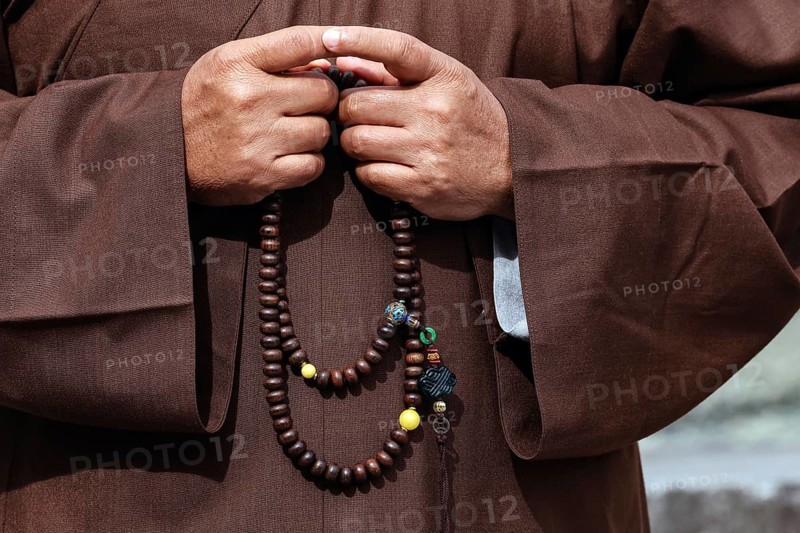 Monk with prayer necklace at Kotokuin Temple in Kamakura, Kamakura, Japan