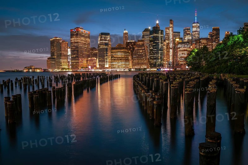 Manhattan skyline at sunset, Old Pier 1, Brooklyn Bridge Park, Brooklyn, New York, USA